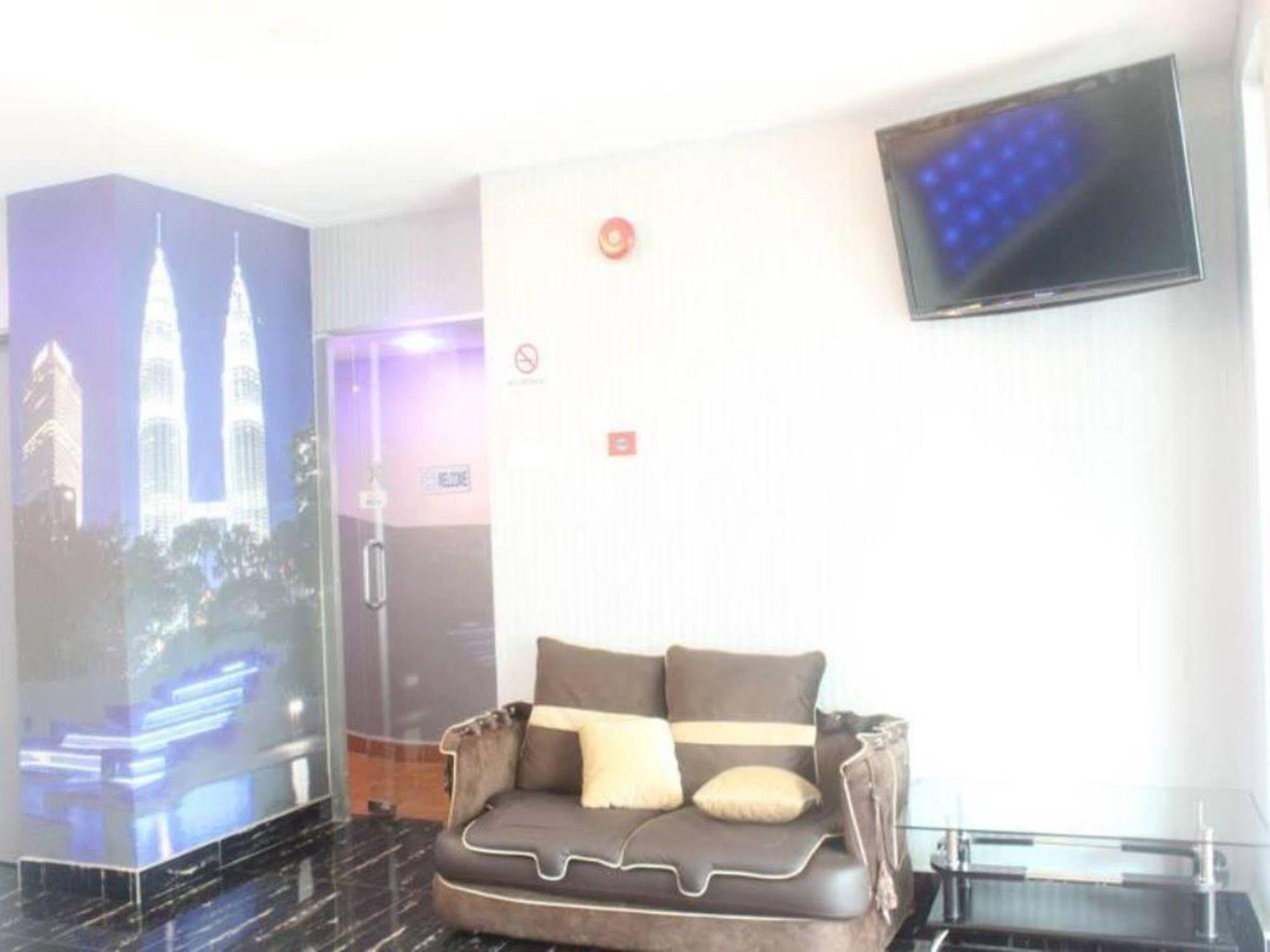 Oyo 176 Hotel Q Inn Petaling Jaya Buitenkant foto
