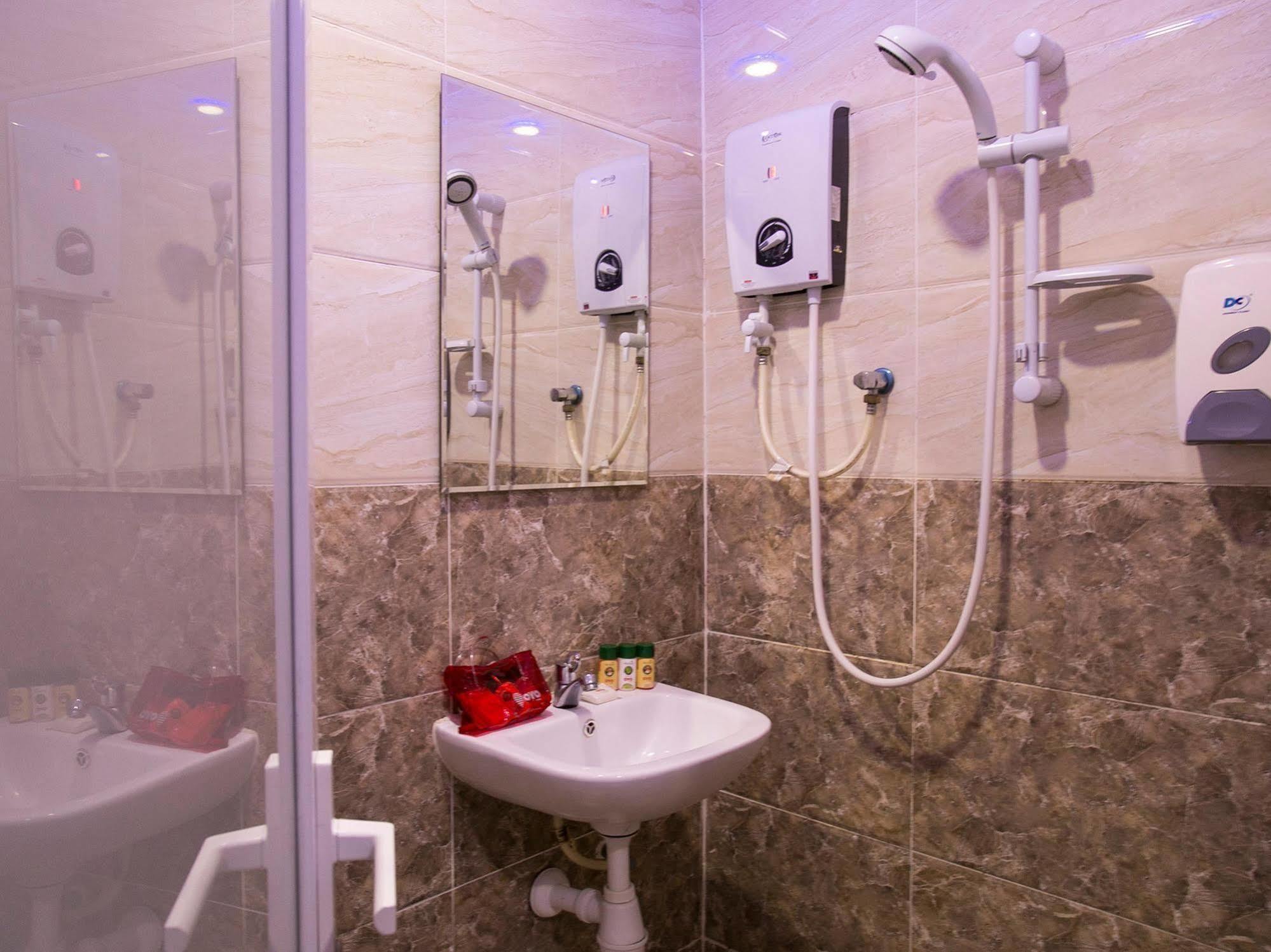Oyo 176 Hotel Q Inn Petaling Jaya Buitenkant foto