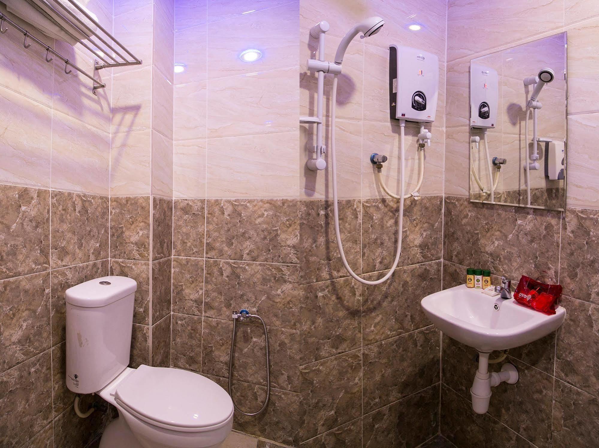 Oyo 176 Hotel Q Inn Petaling Jaya Buitenkant foto