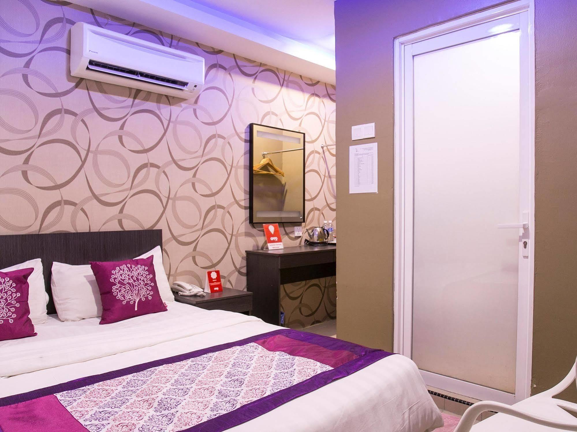 Oyo 176 Hotel Q Inn Petaling Jaya Buitenkant foto